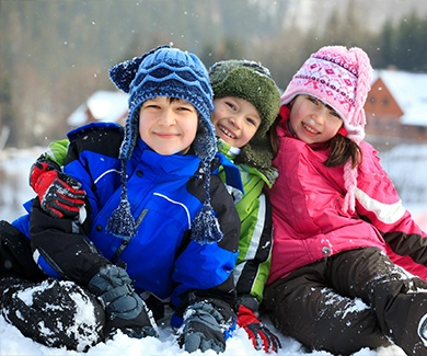 dzieci bawiące się na śniegu