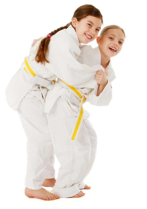 dwie dziewczynki ćwiczące judo
